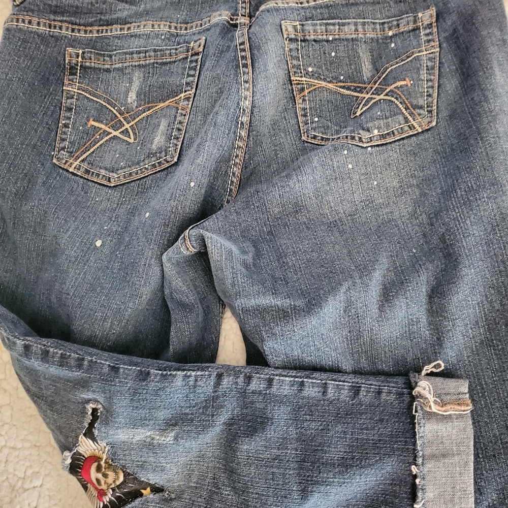 Amethyst distressed capris